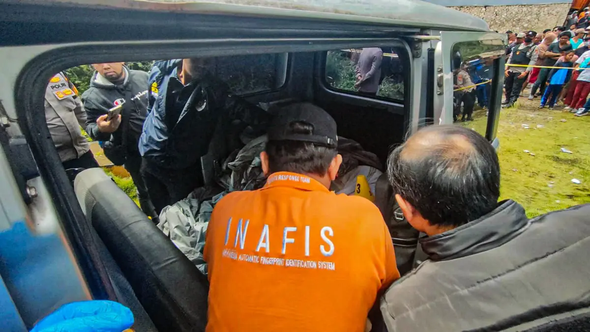 Pasutri Korban Pembunuhan Bogor Ditemukan dalam Mobil di Padalarang Polisi saat mengevakuasi korban pembunuhan di Padalarang, Bandung Barat. Selasa (3/3). Dok Jabar Ekspres/Suwit