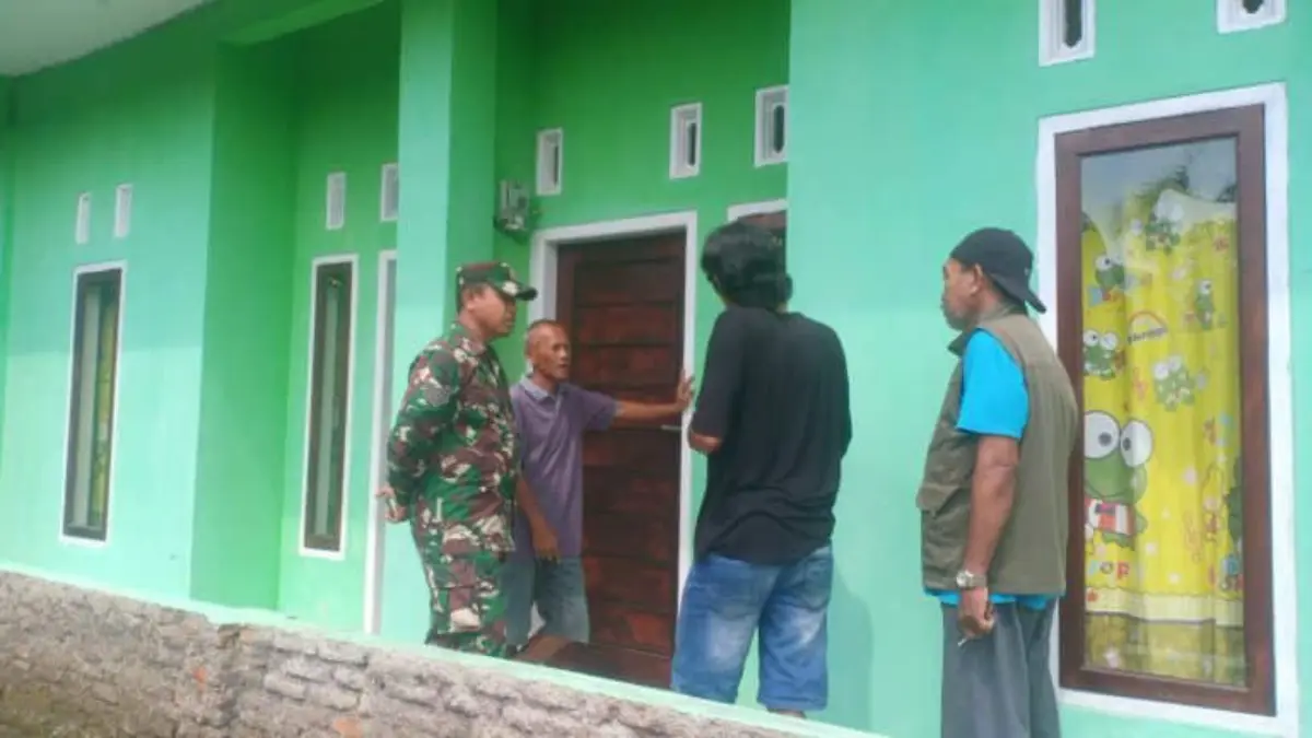 Pembacokan Brutal di Ciamis: Penghuni Kos Luka Parah di Pipi, Pelaku Kabur Pakai Motor Aparat saat mengumpulkan keterangan di lokasi kejadian usai seorang pria penghuni kos dibacok orang tak dikena