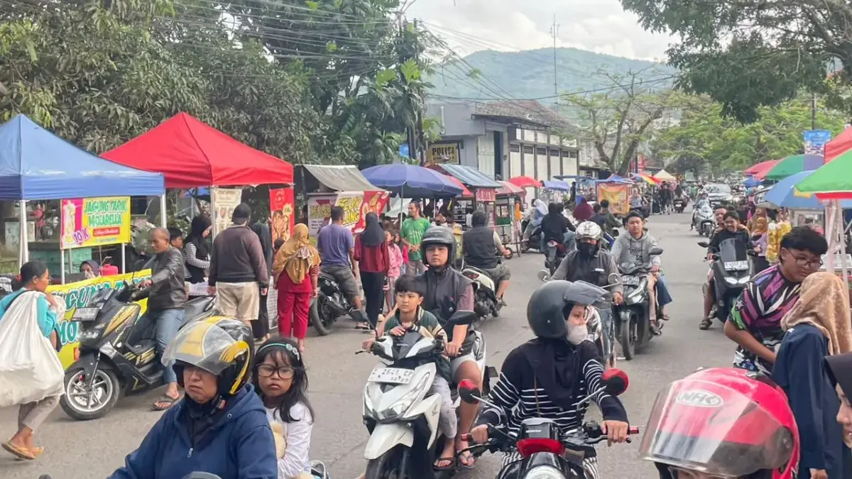 Masyarakat kembali tumpah ruah memadati kawasan Jalan Adipati Agung, Kecamatan Baleendah, Kabupaten Bandung