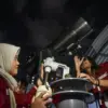 Siswa SMA mengamati gerhana bulan total menggunakan teleskop di Observatorium Winaya SMAS BPI 1 Bandung