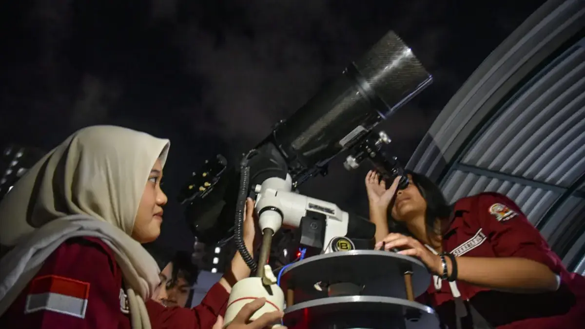 Siswa SMA mengamati gerhana bulan total menggunakan teleskop di Observatorium Winaya SMAS BPI 1 Bandung