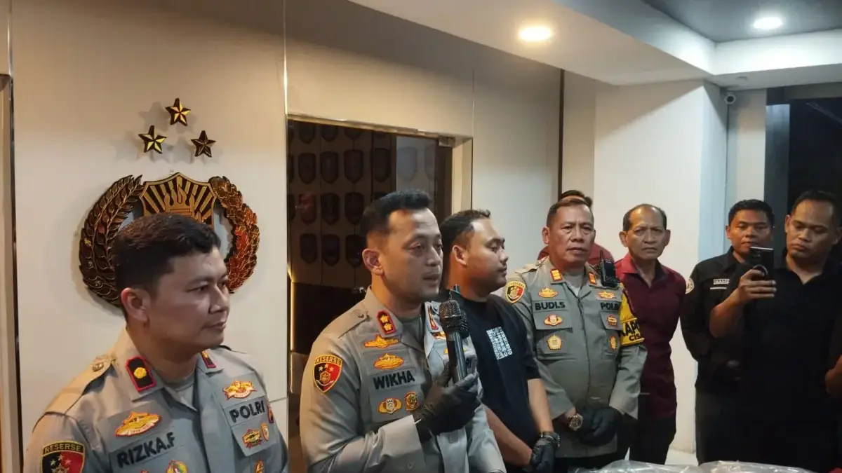 Kapolres Bogor AKB Wikha Ardilestanto mengungkapkan motif kasus pembunuhan yang menimpa pasangan suami istri (