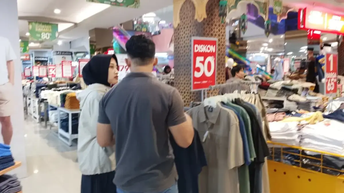 Sejumlah Warga yang Sedang Berbelanja di Ramayana Cimahi (Monk)