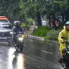 Pengendara sepeda motor melintas saat hujan deras di Jalan Prabu Dimuntur, Kota Bandung, Rabu (4/3)