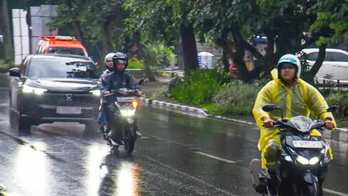 Pengendara sepeda motor melintas saat hujan deras di Jalan Prabu Dimuntur, Kota Bandung, Rabu (4/3)