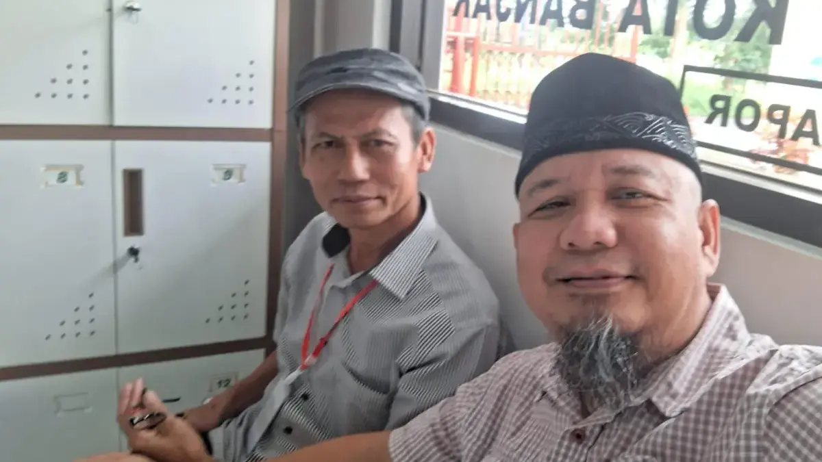 Mantan Anggota DPRD Banjar Buka Suara usai Dipanggil Kejaksaan, Ada Jebakan Betmen dari Eksekutif Soedrajat Argadireja (kanan) bersama Rosidin, sebelum memenuhi panggilan keterangan saksi di Kajaksaan Negeri