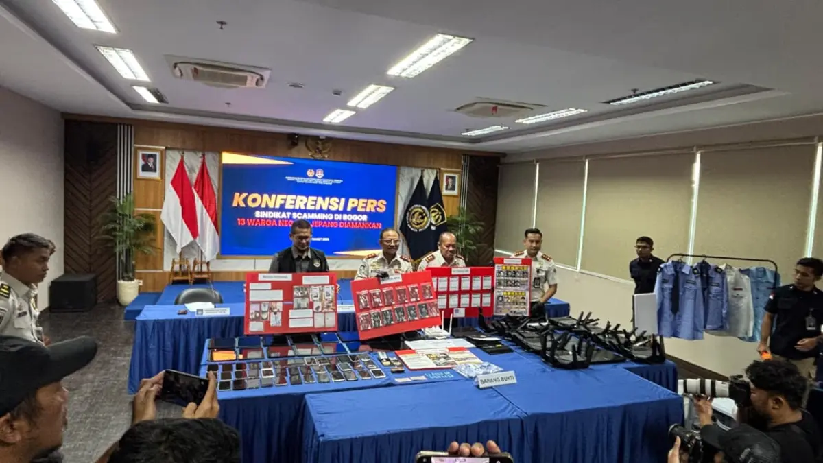 Modus 13 Warga Jepang Tipu Korban Terbongkar, Nyamar jadi Petugas Provider hingga Polisi! Konferensi pers terkait pengungkapan dugaan penipuan daring atau online scamming yang melibatkan 13