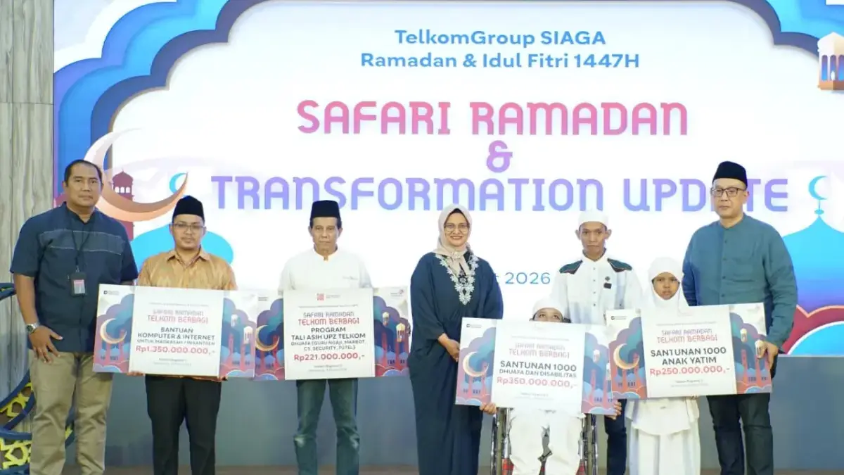 CEO TelkomGroup Tinjau Kesiapan Infrastruktur dan Layanan Digital Jelang Idulfitri Pemberian dukungan oleh Direktur Utama Telkom Dian Siswarini (tengah), SVP Group Sustainability & Corporate Co