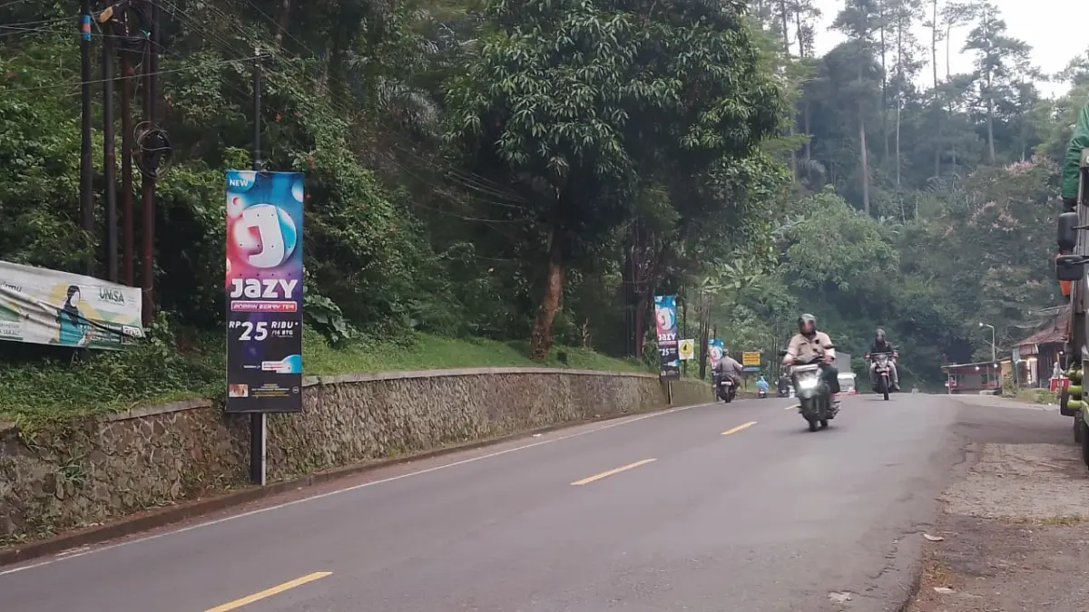 Sejumlah pengendara tengah melimtasi ruas jalur arteri Cadas Pangeran wilayah Desa Cigendel