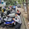 Petugas Dinas Perhubungan Kota Bogor mengambil tindakan tegas terhadap kendaraan yang kedapatan
