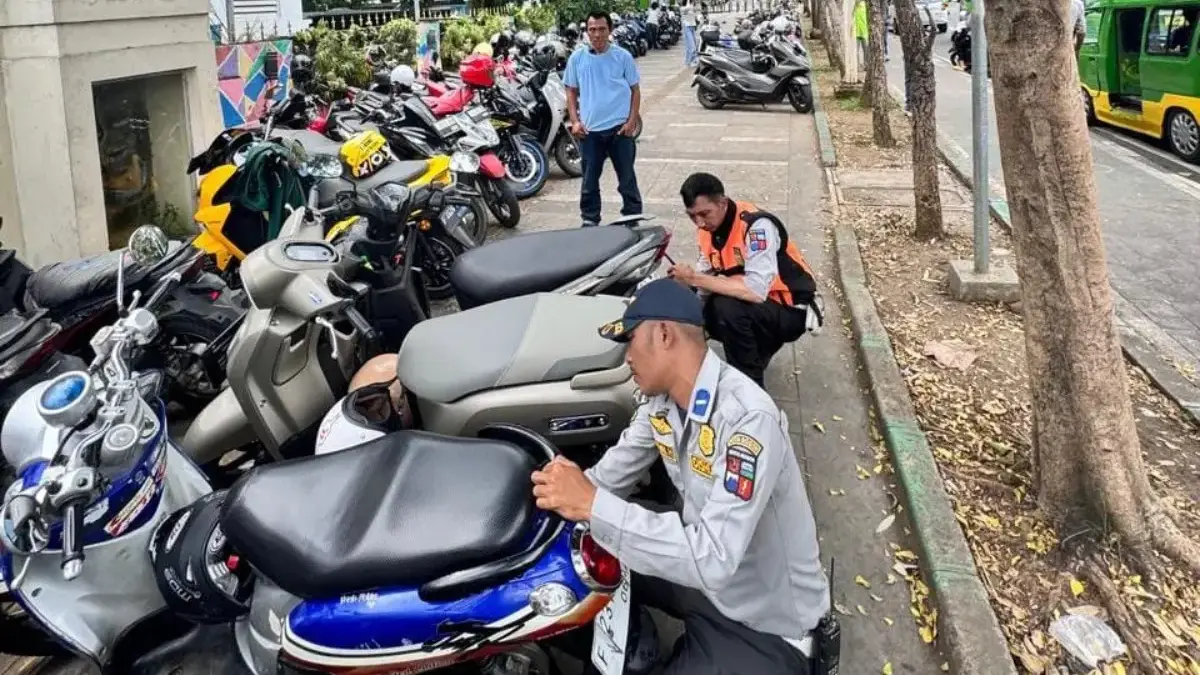 Dishub Kota Bogor Tegas Tindak Parkir Liar, Ban Kendaraan Dikempeskan hingga Diberi Surat Peringatan Petugas Dinas Perhubungan Kota Bogor mengambil tindakan tegas terhadap kendaraan yang kedapatan