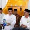 Menteri Koperasi Ferry Juliantono (kiri).