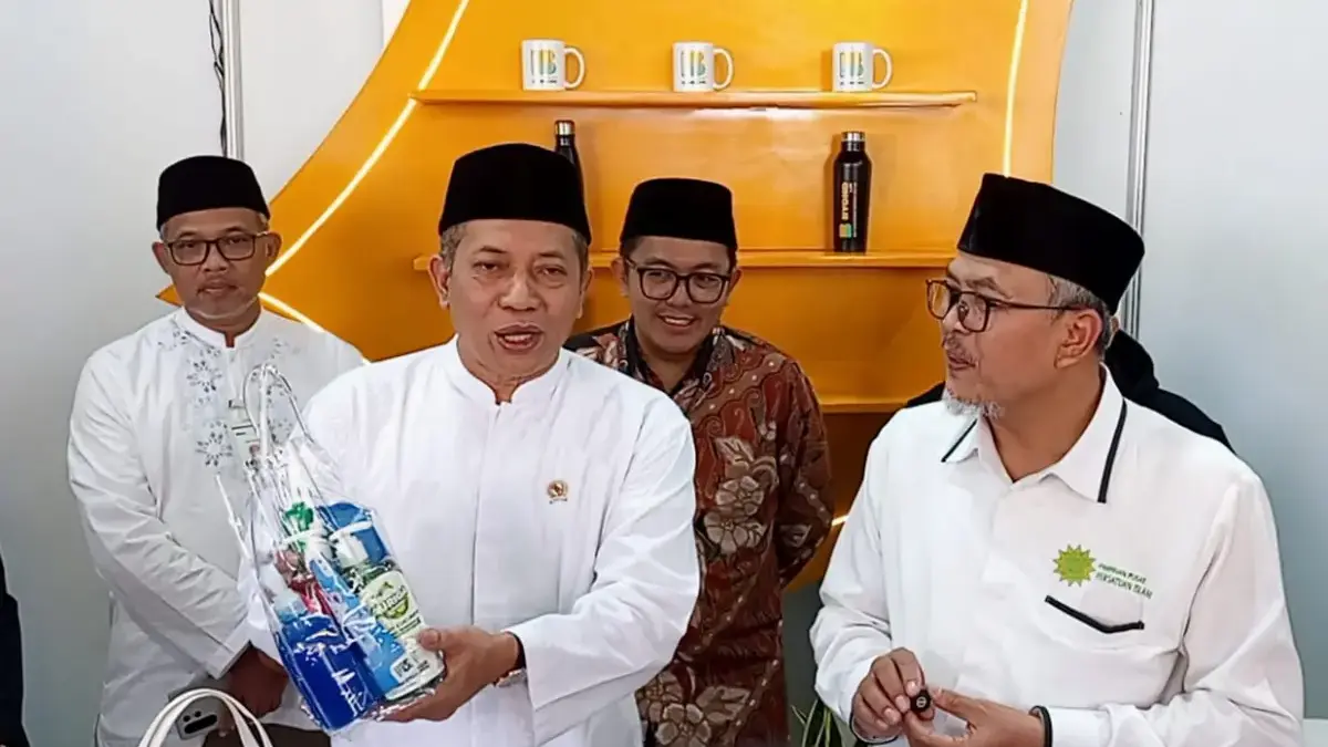 Menteri Koperasi Ferry Juliantono (kiri).