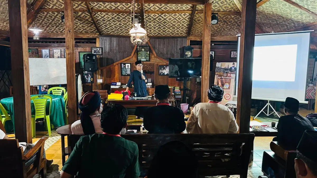 Pesantren Ramadan Jurnalis di Ponpes Darussalam Ciamis, Mental Wartawan Disebut Harus Filantropis Pengasuh Ponpes Darussalam Ciamis, KH. Dr. Fadlil Yani Ainusyamsi, MBA., M.Ag., yang akrab disapa Ang Icep