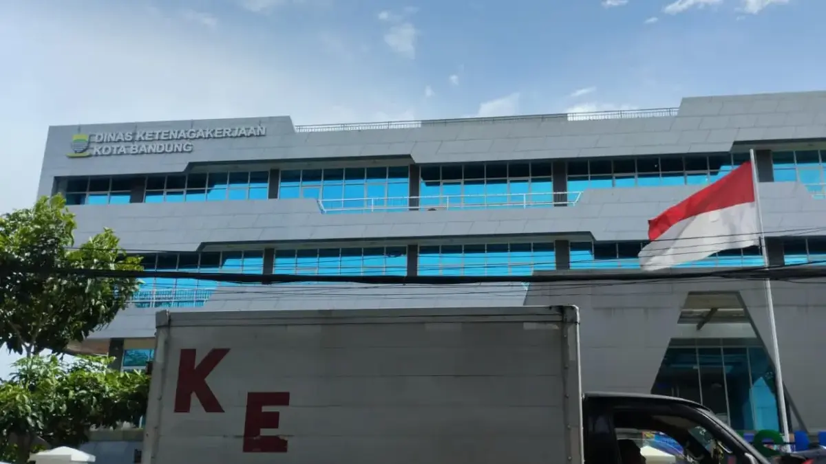 Pengendara mobil melintas di depan gedung Dinas Ketenagakerjaan Kota Bandung, Jalan Martanegata, Kamis (5/3)