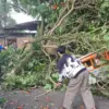 Angin kencang yang diduga merupakan angin puting beliung menerjang sejumlah wilayah di Kota Cimahi pada Jumat