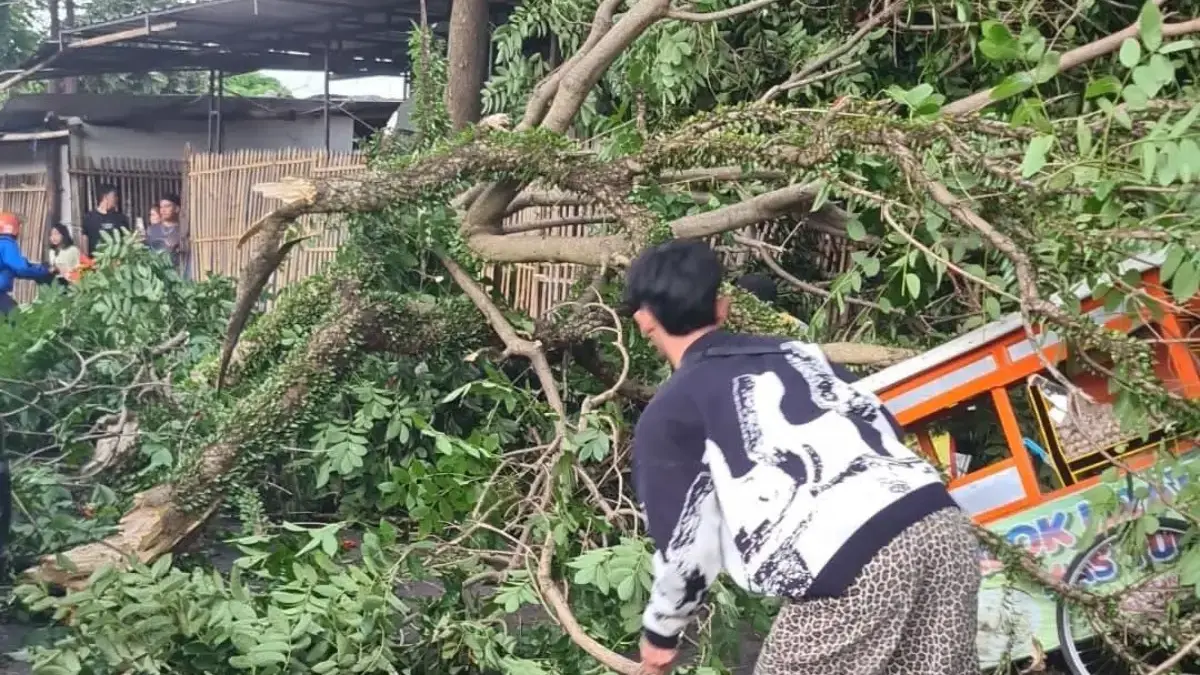 Angin kencang yang diduga merupakan angin puting beliung menerjang sejumlah wilayah di Kota Cimahi pada Jumat