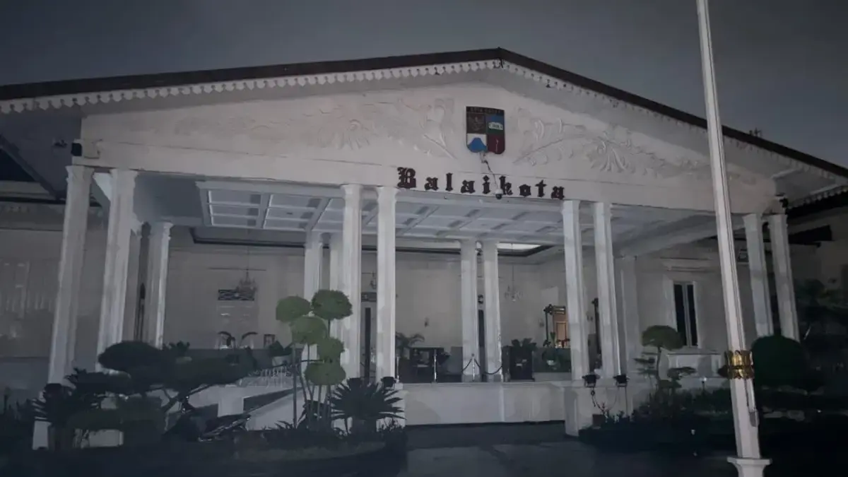 Gedung Balai Kota Bogor Sempat Mati Lampu Total, PLN: Mohon Maaf Ada Gangguan Jaringan Listrik Gedung Balai Kota Bogor mengalami pemadaman listrik total di seluruh bagian gedung pada Minggu (8/3/2026)