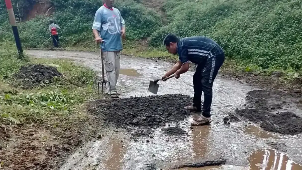 Kesal Jalan Rusak Tak Kunjung Diperbaiki, Warga Cililin-KBB Ancam Tanami Jagung Kesal Jalan Tak Kunjung Diperbaiki, Warga Cililin Ancam Tanami Jalan Rusak dengan Jagung