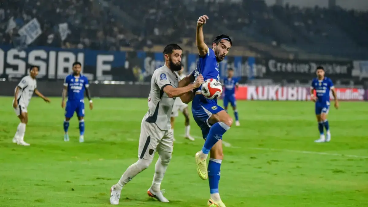 Pemain Persib Bandung Andrew Patrick Jung (kanan) berebut bola dengan Pemain Persita Tangerang pada pertandin
