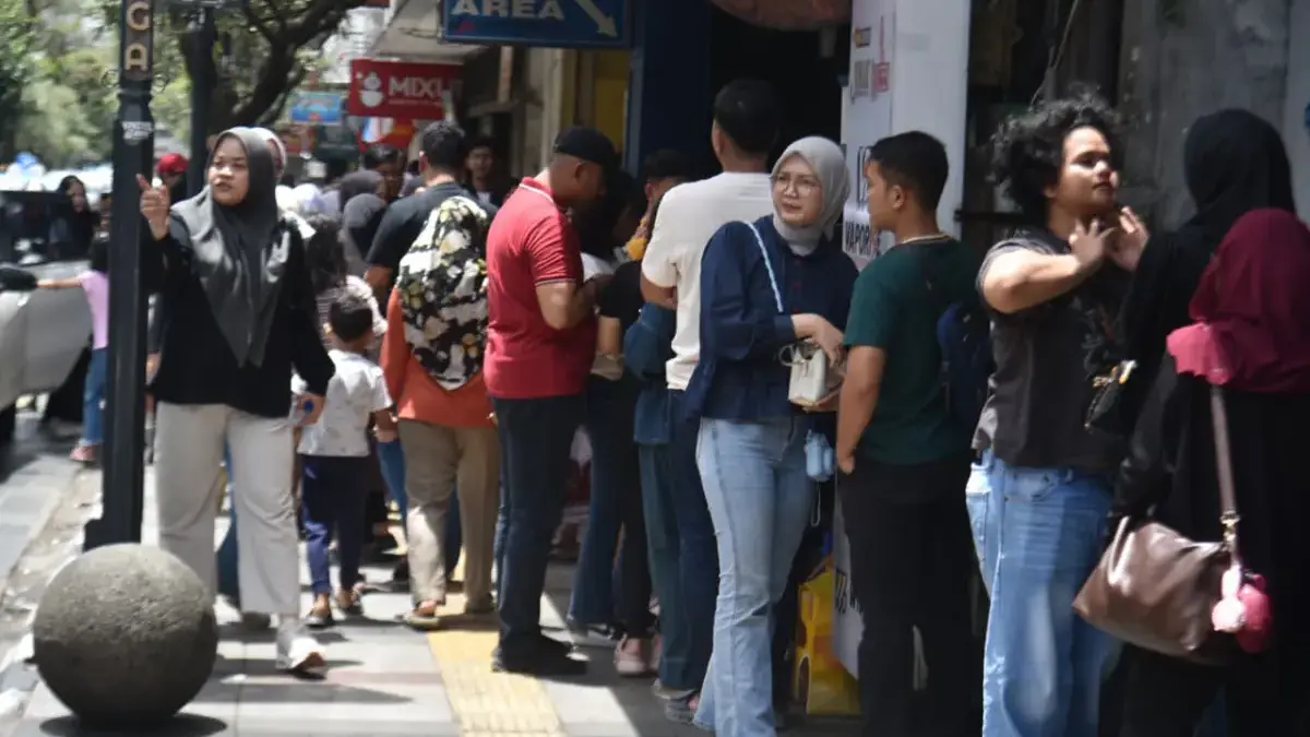Farhan Prediksi Wisatawan Lebaran Tak Seramai Nataru, Pemkot Prioritaskan Kelancaran Mudik Ilustrasi: Wisatawan memadati kawasan Braga saat libur idul fitri. Foto: Dimas Rachmatsyah / Jabar Ekspres