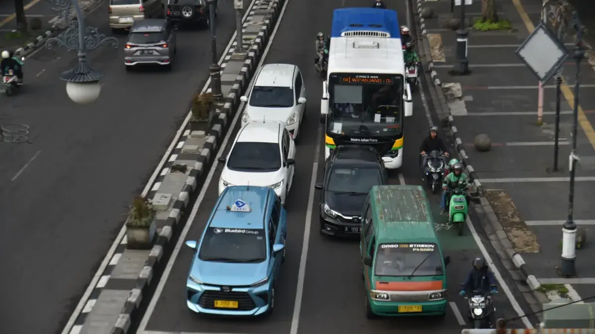 Sejumlah transportasi publik menunggu lampu merah di Jalan Ir. H. Djuanda, Kota Bandung