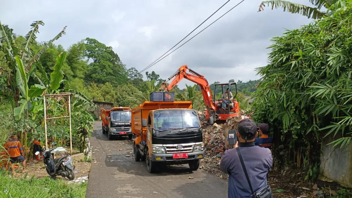 Pemkab Bogor Kerahkan Alat Berat dan 50 Truk Bersihkan Sampah Liar di Desa Kopo Cisarua Pemerintah Kabupaten (Pemkab) Bogor bergerak cepat menangani tumpukan sampah liar yang menumpuk di Desa Kopo,