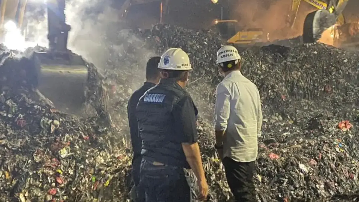 Menteri Lingkungan Hidup, Hanif Faisol Nurofiq saat mengunjungi TPST Bantar Kebang di Kabupaten Bekasi