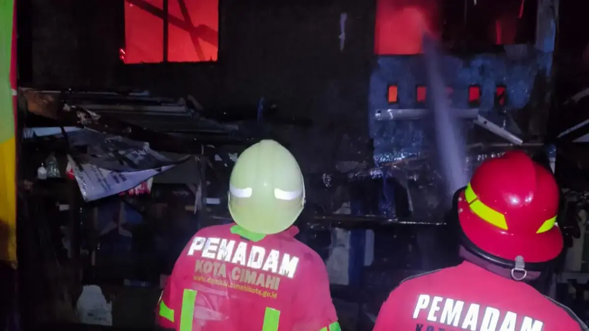 Api Melalap Rumah Warga di Cimahi Utara, Satu Penghuni Meninggal Dunia di Evakuasi ke RS Cibabat Petugas Damkar Cimahi saat Memadamkan Kebakaran di Sebuah Rumah di Cihanjuang, Cimahi Utara pada Selasa 10 Mar