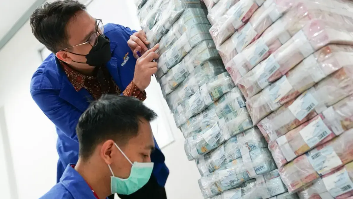 KESIAPAN UANG TUNAI: Sejumlah karyawan Bank Mandiri melakukan kesiapan uang tunai untuk memenuhi kebutuhan m