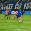 Pemain Persib Bandung Thom Haye melakukan tendangan penalti yang berbuah gol ke gawang Persik Kediri pada pert