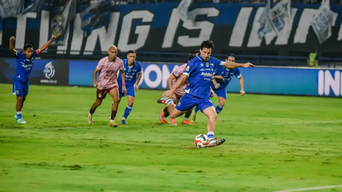 Harga Mahal Kemenangan Persib: Tom Haye Absen di Laga Penentu Lawan Borneo Pemain Persib Bandung Thom Haye melakukan tendangan penalti yang berbuah gol ke gawang Persik Kediri pada pert