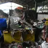 Petugas saat Memilah Sampah di Salah Satu TPS (Dimas/Jabar Ekspres)