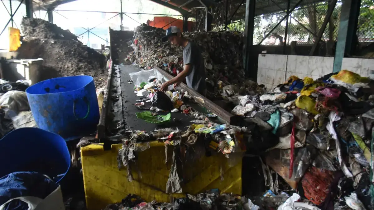 Petugas saat Memilah Sampah di Salah Satu TPS (Dimas/Jabar Ekspres)