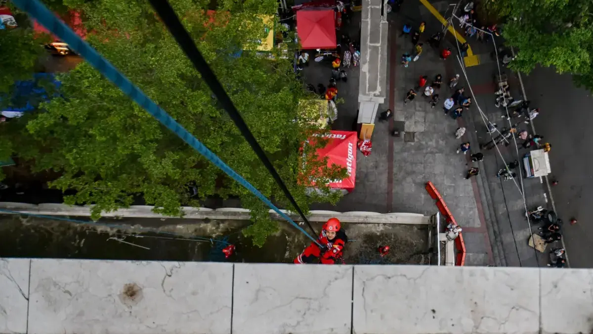 Vertical Rescue Simulasikan Pembersihan Menara Masjid Agung Bandung Anggota Vertical Rescue Indonesia melakukan simulasi membersihkan menara masjid di Masjid Agung Bandung