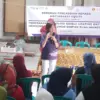 Guru Besar Fakultas Teknologi Industri ITB, Prof. Dr. Ir. Lienda Aliwarga ketika memberikan materi Teknologi