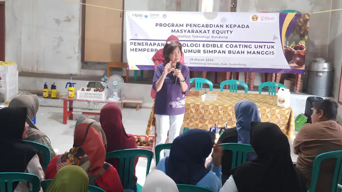 Guru Besar Fakultas Teknologi Industri ITB, Prof. Dr. Ir. Lienda Aliwarga ketika memberikan materi Teknologi