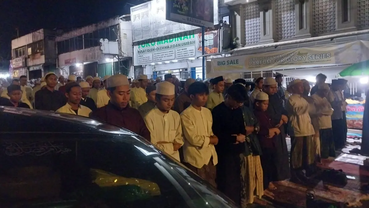 Ratusan jemaah memadati ruas Jalan Pahlawan di kawasan Empang, Kecamatan Bogor Selatan, Kota Bogor, untuk mela