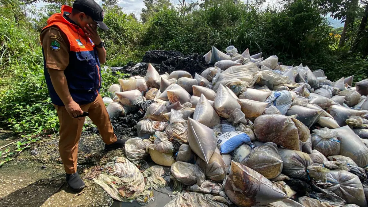Bukan Limbah Batu Bara, Tumpukan Limbah di Cikalongwetan Diduga dari IPAL Industri Tekstil