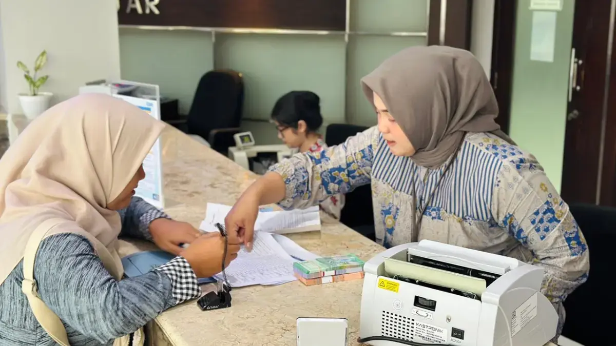 Seorang warga saat menukarkan uang pecahan di teller Bank BRI Cabang Banjar, Rabu (11/3/2026). (Cecep Herdi/Ja