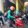 Polresta Bogor Kota menyediakan layanan ganti oli dan pengecekan rem gratis bagi pengemudi ojek online (ojol)