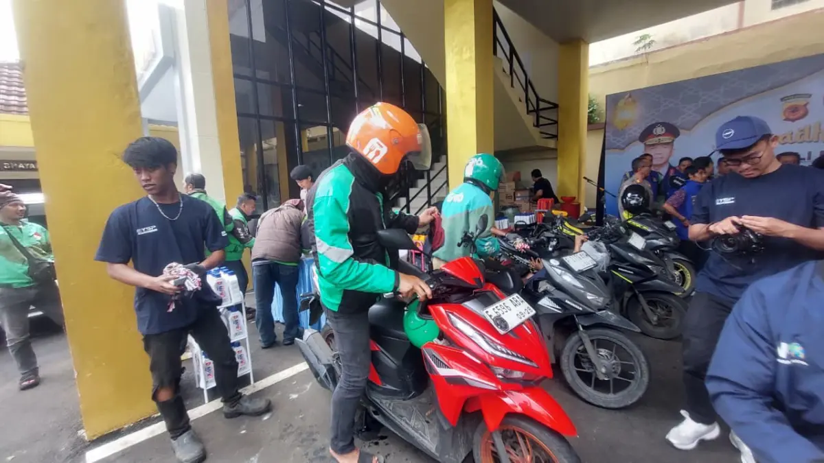Polresta Bogor Kota menyediakan layanan ganti oli dan pengecekan rem gratis bagi pengemudi ojek online (ojol)