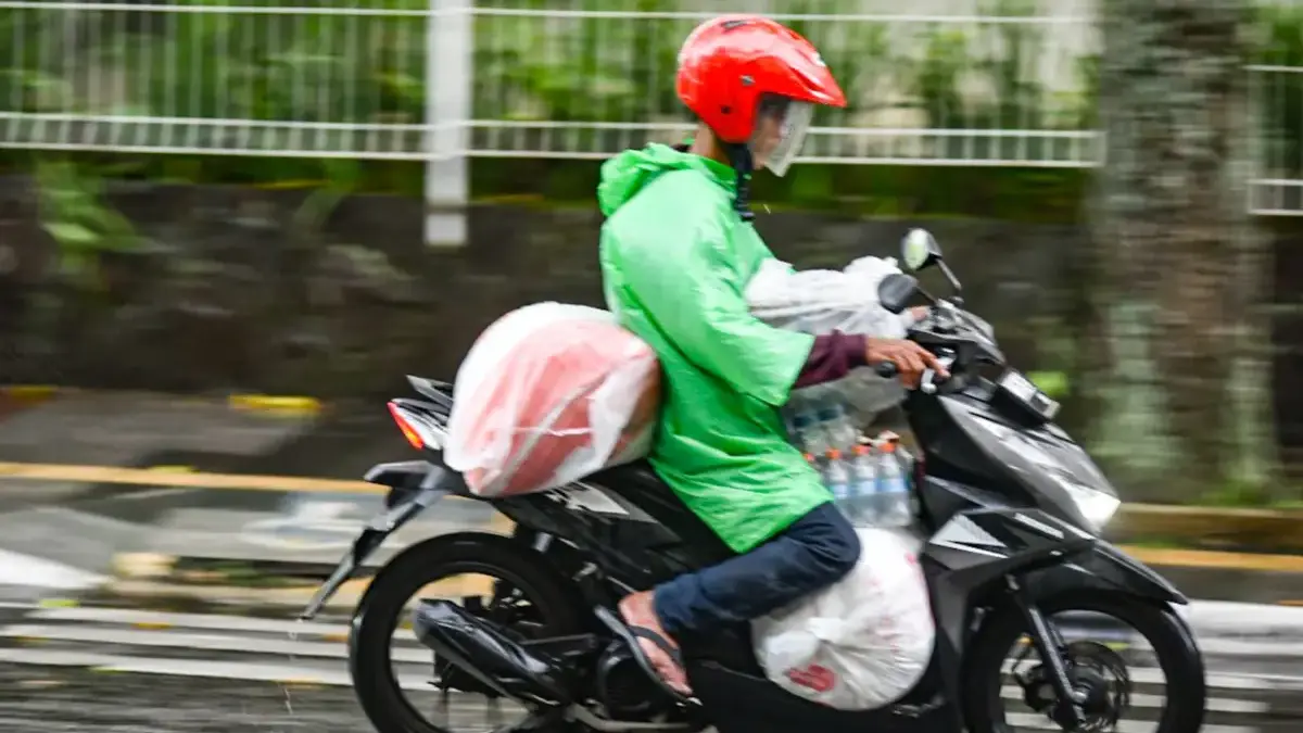 Guyuran Hujan Masih Hantui Sumedang, BMKG Ingatkan Potensi Bencana Hidrometeorologi Pengendara melintas saat hujan deras di Jalan Aceh, Kota Bandung. Foto: Dimas Rachmatsyah / Jabar Ekspres