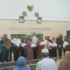 Pemerintah Kota Cimahi Melalui Disdagkoperin saat Mendistribusikan Bahan Pangan pada Warga dalam Program OPAND