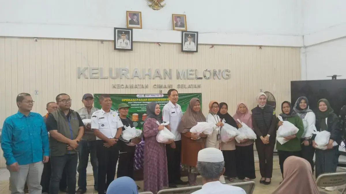 Pemerintah Kota Cimahi Melalui Disdagkoperin saat Mendistribusikan Bahan Pangan pada Warga dalam Program OPAND