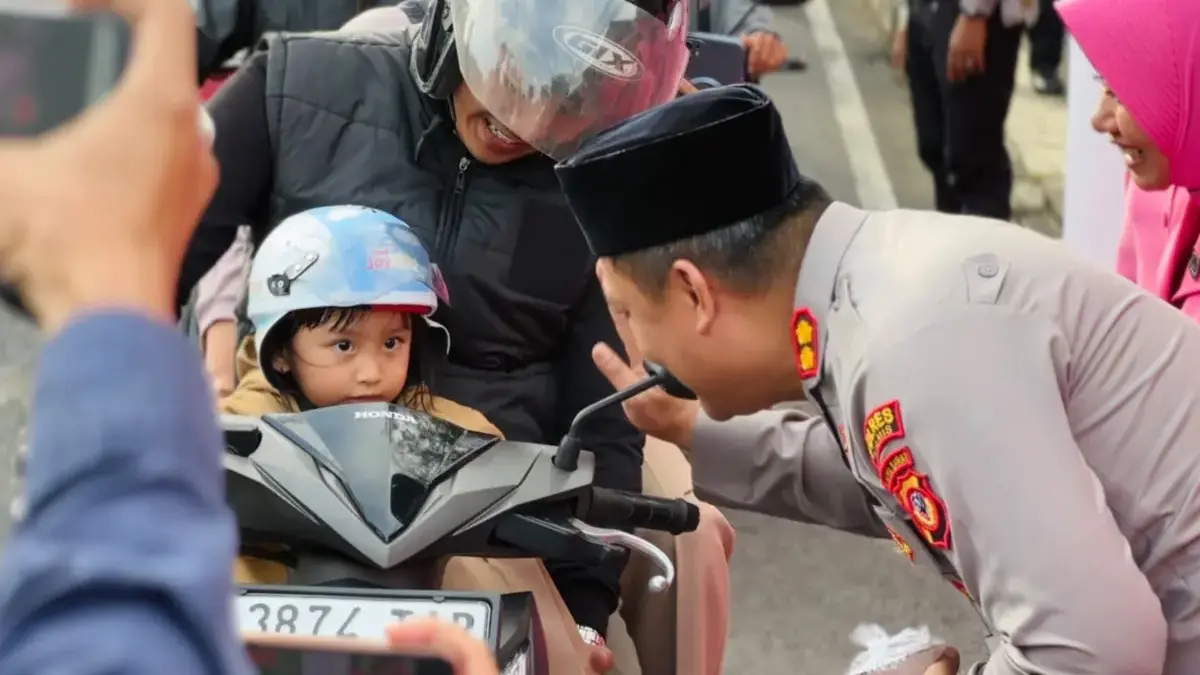 Dikira Razia Kendaraan, Ternyata Polres Ciamis Bagikan 1.000 Takjil Kapolres Ciamis AKBP Hidayatullah menyapa anak kecil saat membagikan takjil kepada pengendara bermotor di dep