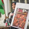 Massa yang tergabung dalam Free Palestine Network menggelar aksi solidaritas di depan Gedung Merdeka