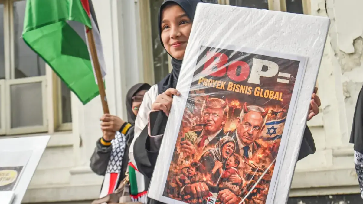 Massa yang tergabung dalam Free Palestine Network menggelar aksi solidaritas di depan Gedung Merdeka