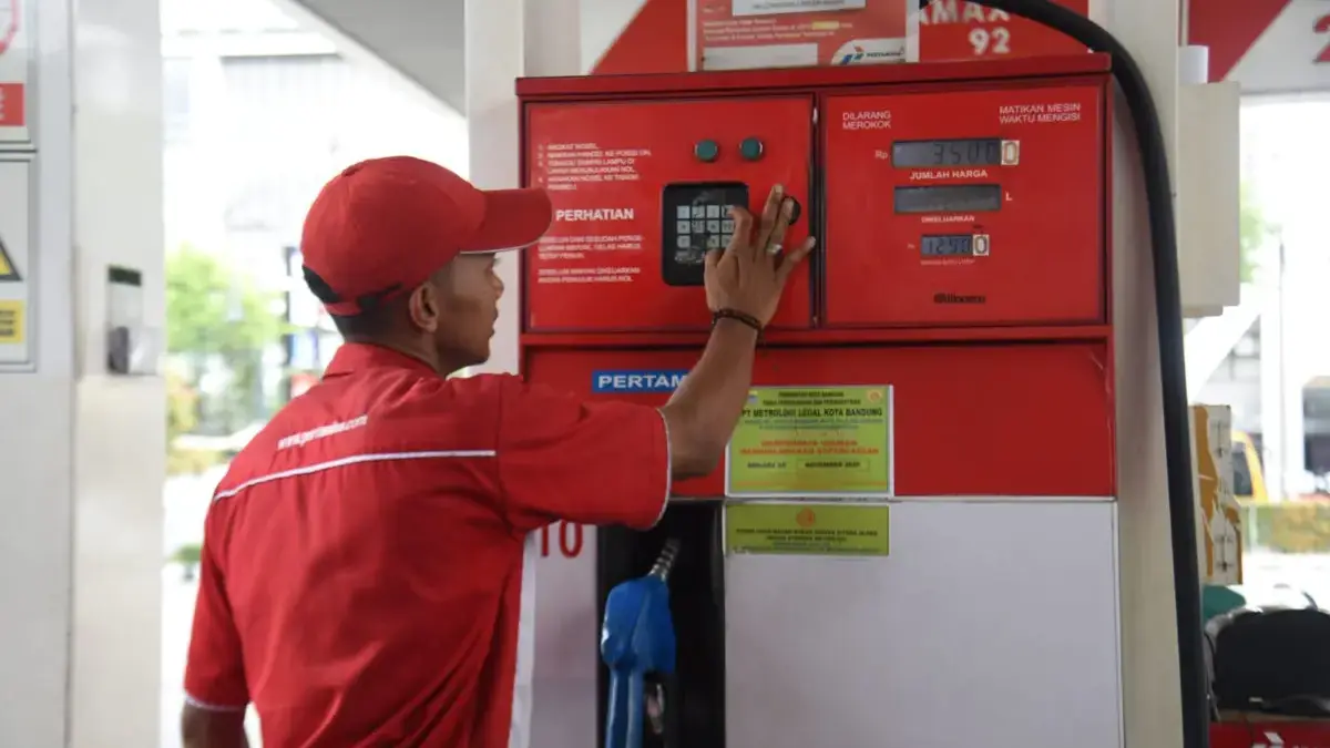 Petugas mengoperasikan alat Bahan Bakar Minyak (BBM) di SPBU. Foto: Dimas Rachmatsyah / Jabar Ekspres
