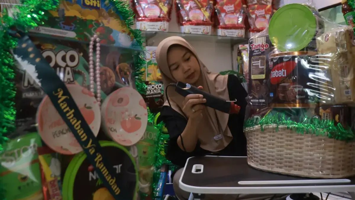 Menjelang Hari Raya Idul Fitri 1447 Hijriah, pesanan parcel lebaran milik pasangan suami istri, Rizky dan Nur